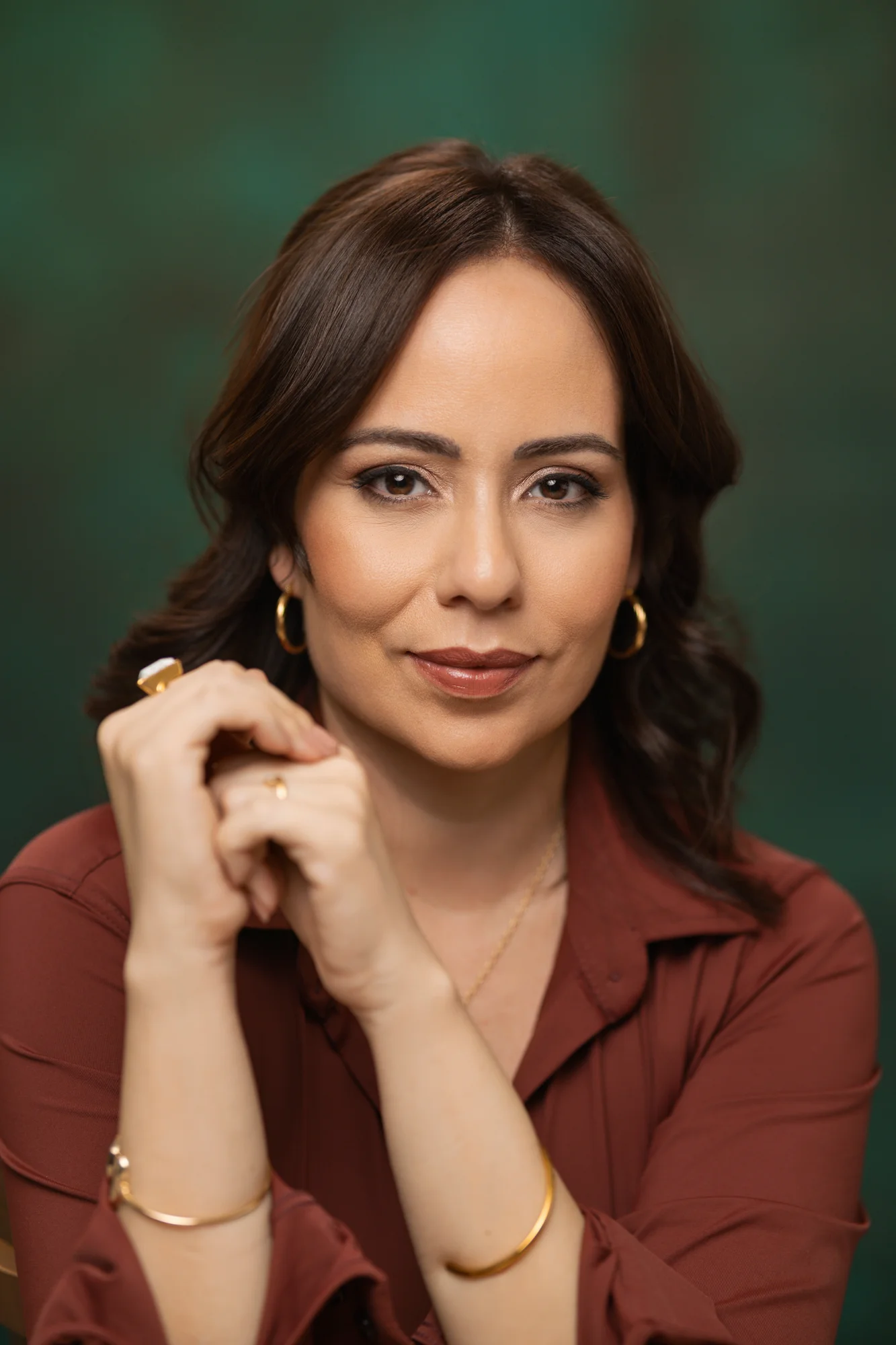 Dra. Araís Pavón em seu consultório, escrevendo à mão no caderno clínico